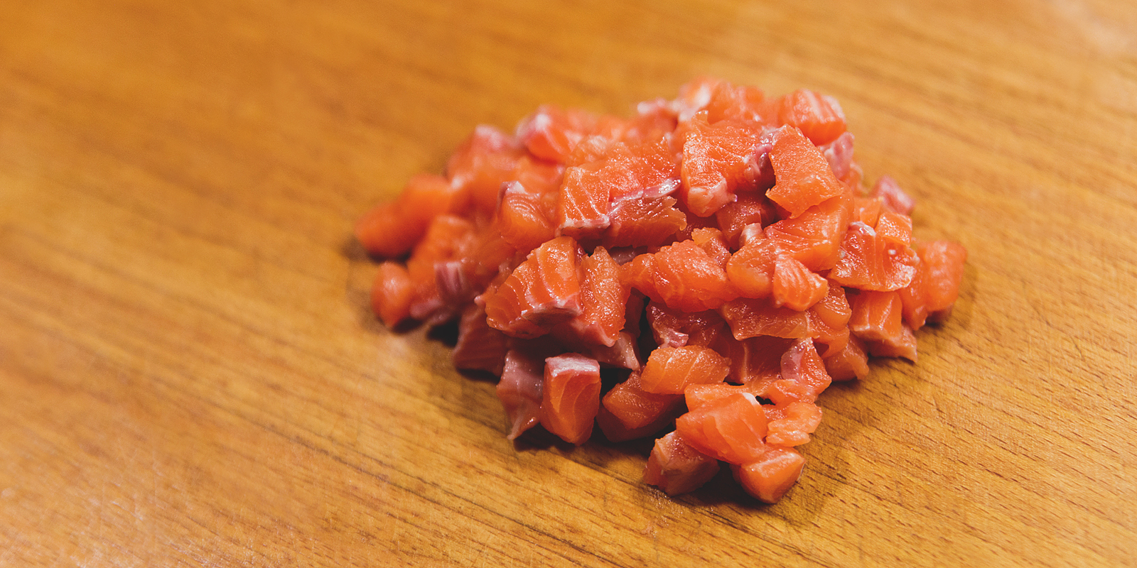 Простой тартар из лосося с красной икрой: нарежьте рыбу