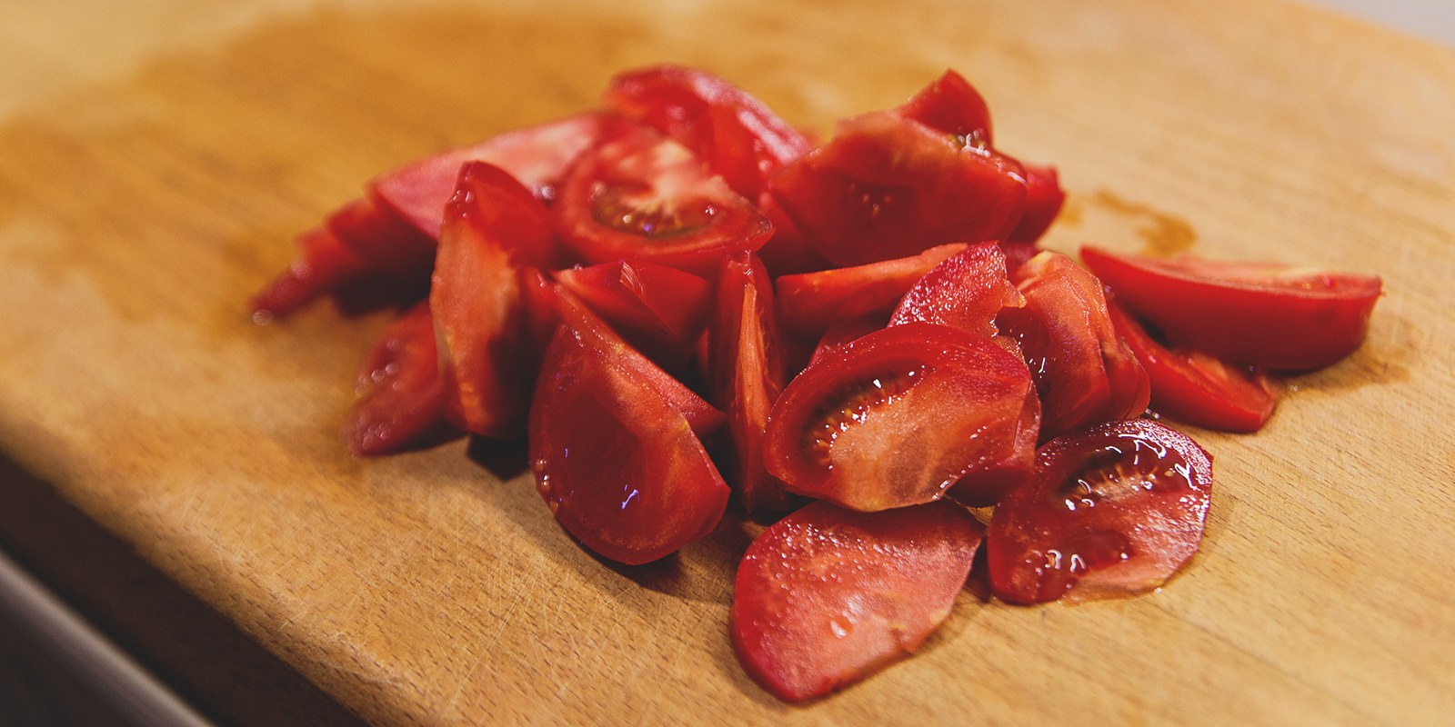 Простой салат к шашлыку из помидоров, лука и красной фасоли: нарежьте помидоры