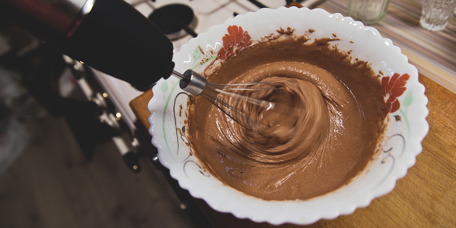 Шоколадная шарлотка с вишней: введите муку, какао и разрыхлитель