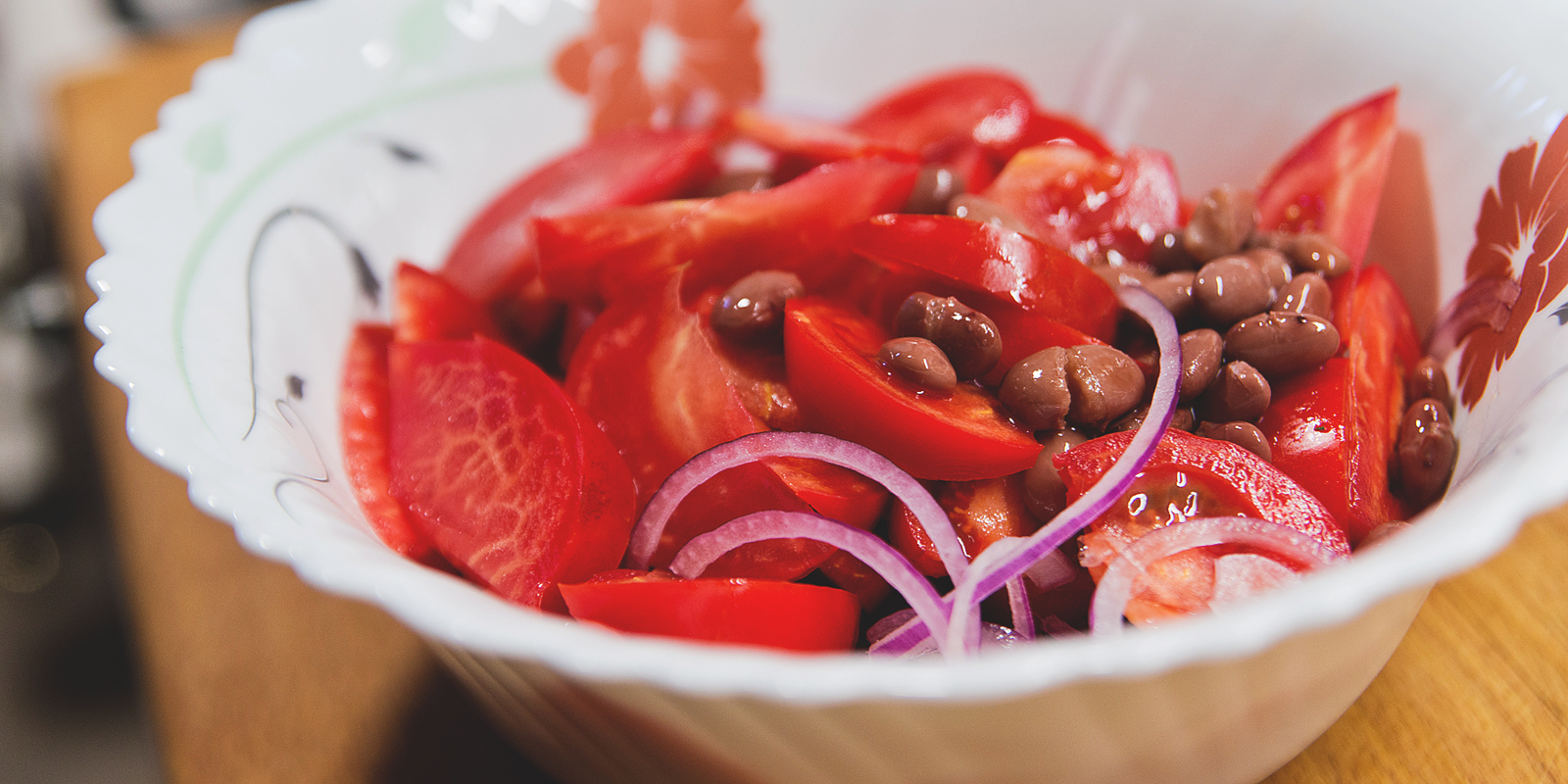 Простой салат к шашлыку из помидоров, лука и красной фасоли: добавьте фасоль