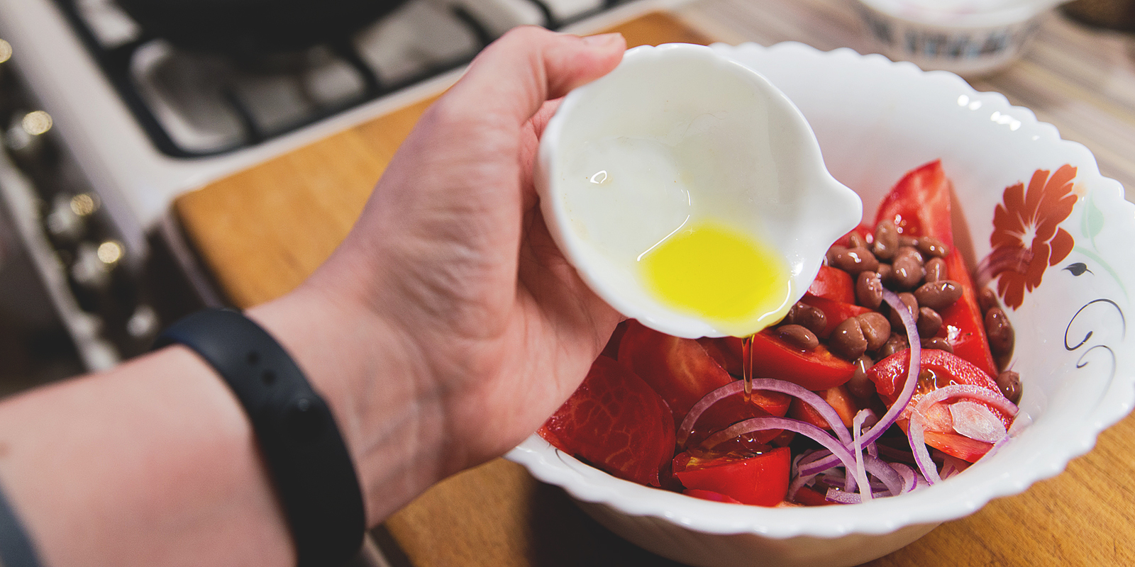 Простой салат к шашлыку из помидоров, лука и красной фасоли: сделайте заправку