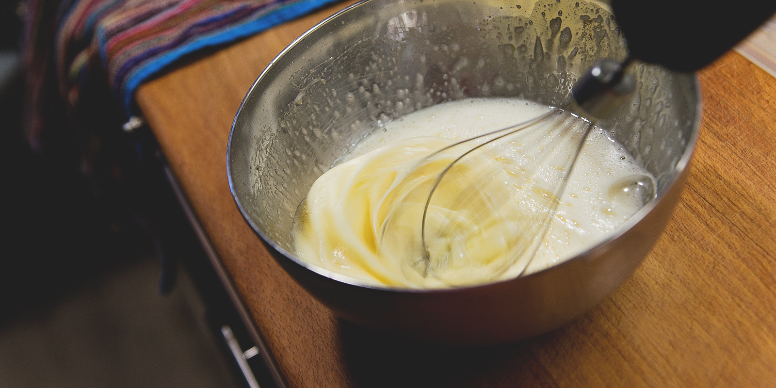 Шведский клубничный торт на Мидсоммар: разотрите яйца с сахаром, крахмалом и солью