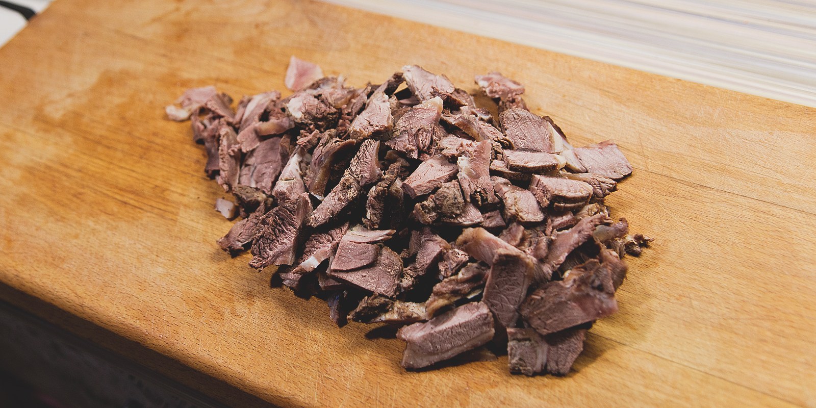 Закуска из отварной говядины с маринованным луком: нарежьте мясо