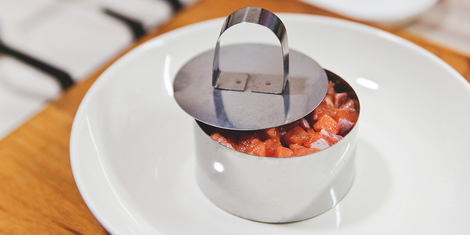 Простой тартар из лосося с красной икрой: с помощью кулинарного кольца сформируйте тартар