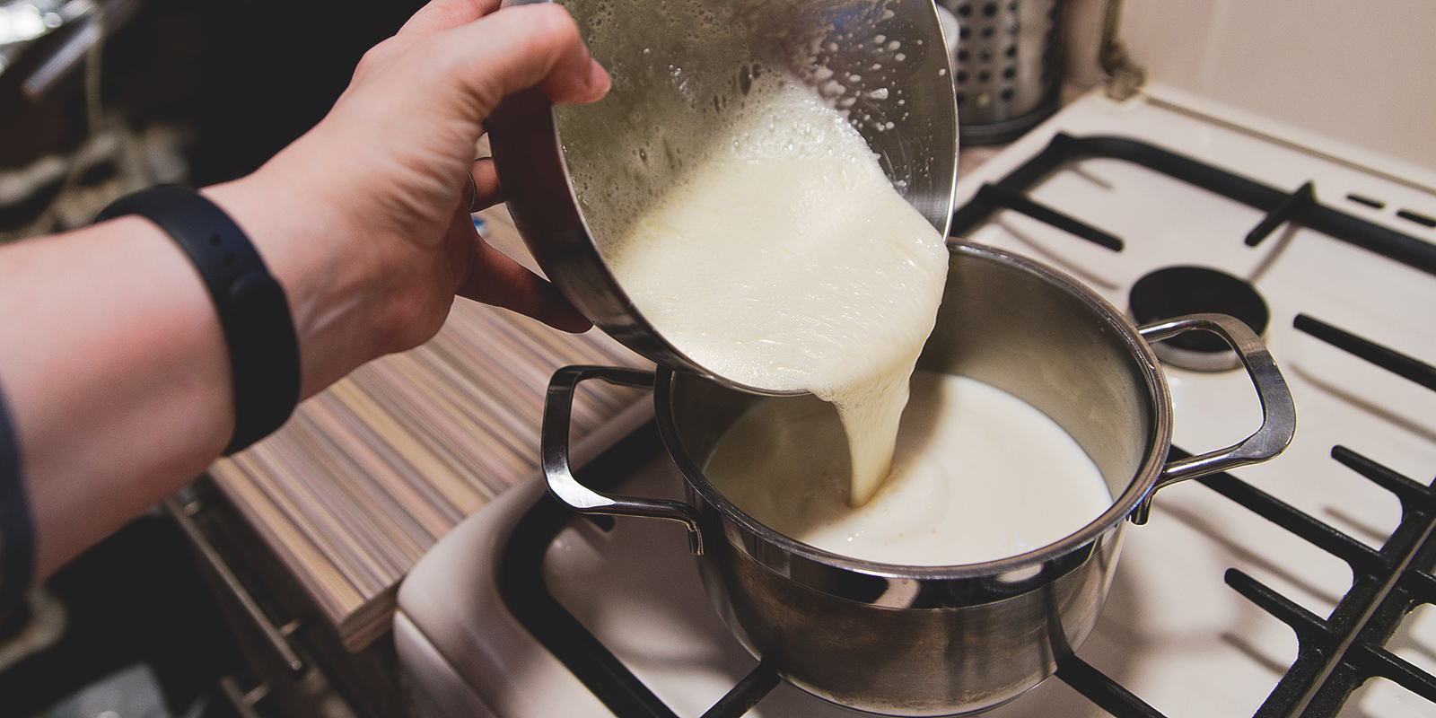 Шведский клубничный торт на Мидсоммар: нагрейте молоко и соедините с яйцами
