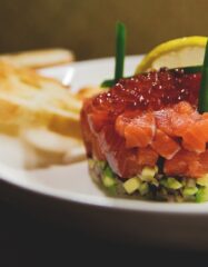 Простой тартар из лосося с красной икрой, авокадо и каперсами: рецепт