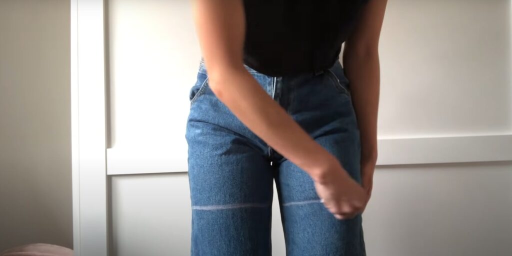 Как из джинсов сделать шорты своими руками: наметьте места среза