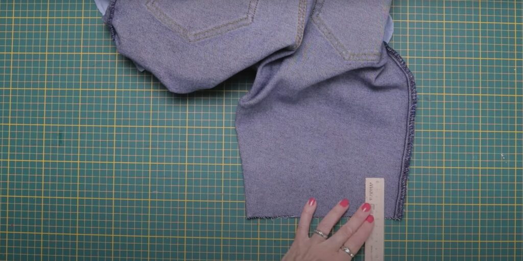 Как из джинсов сделать шорты своими руками: загните край ткани с помощью линейки