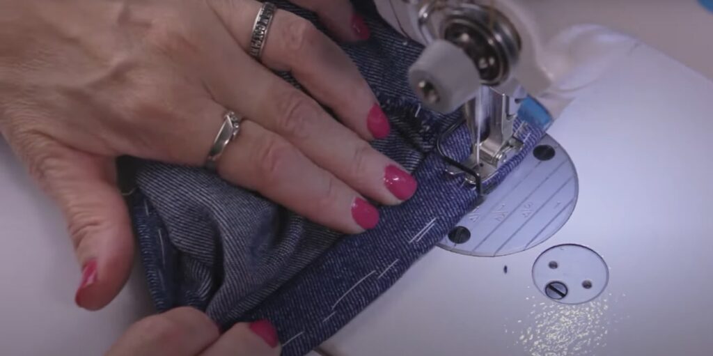 Как сделать шорты из джинсов: подшейте изделие