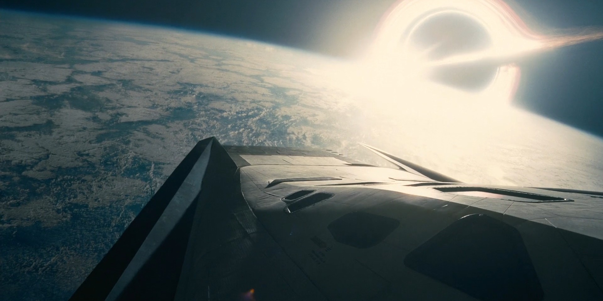 Наука в фильме «Интерстеллар»: Гаргантюа с орбиты планеты Миллер выглядит слишком маленькой
