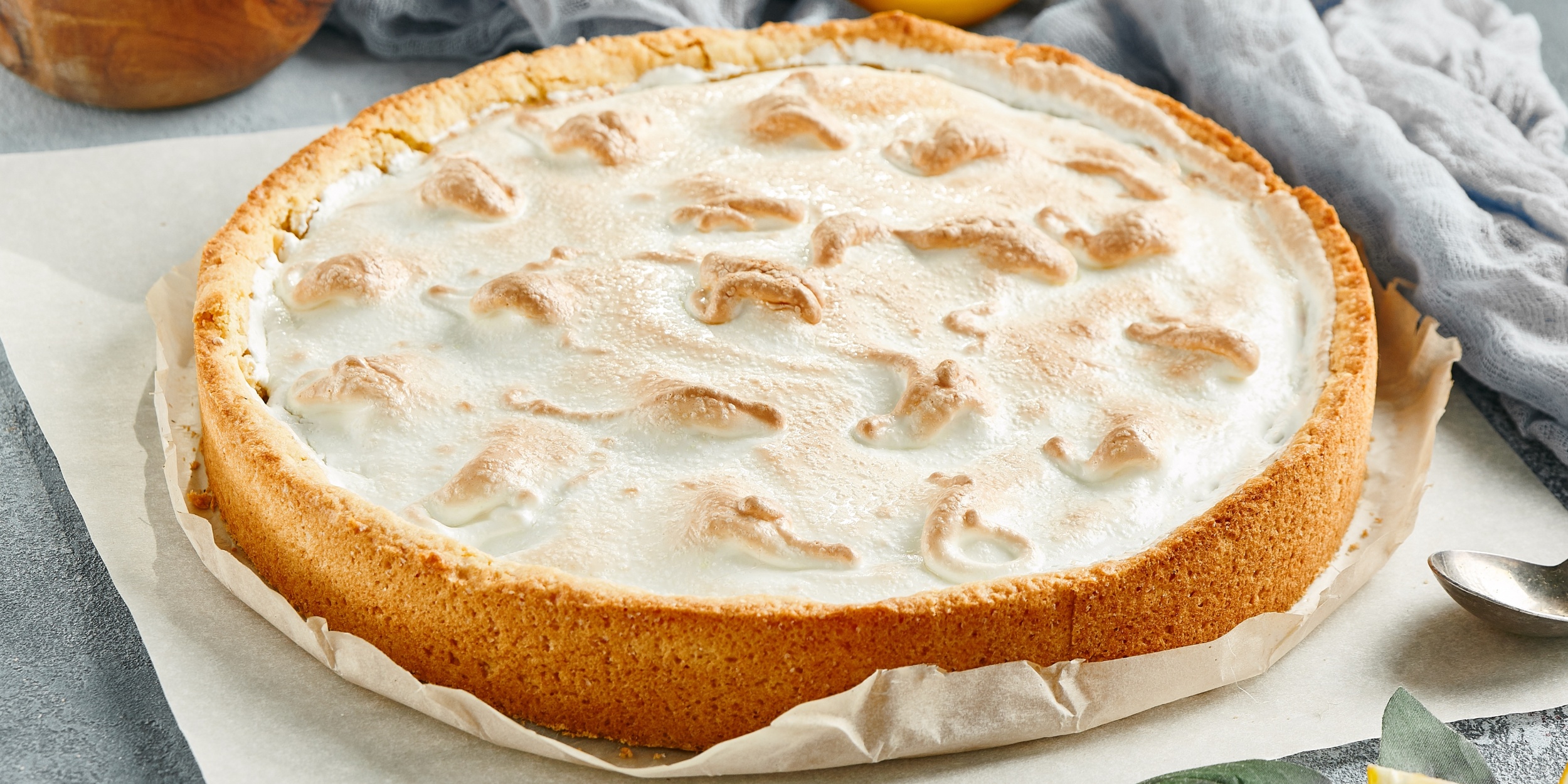 Пирог с белой смородиной, сметанной прослойкой и безе: рецепт