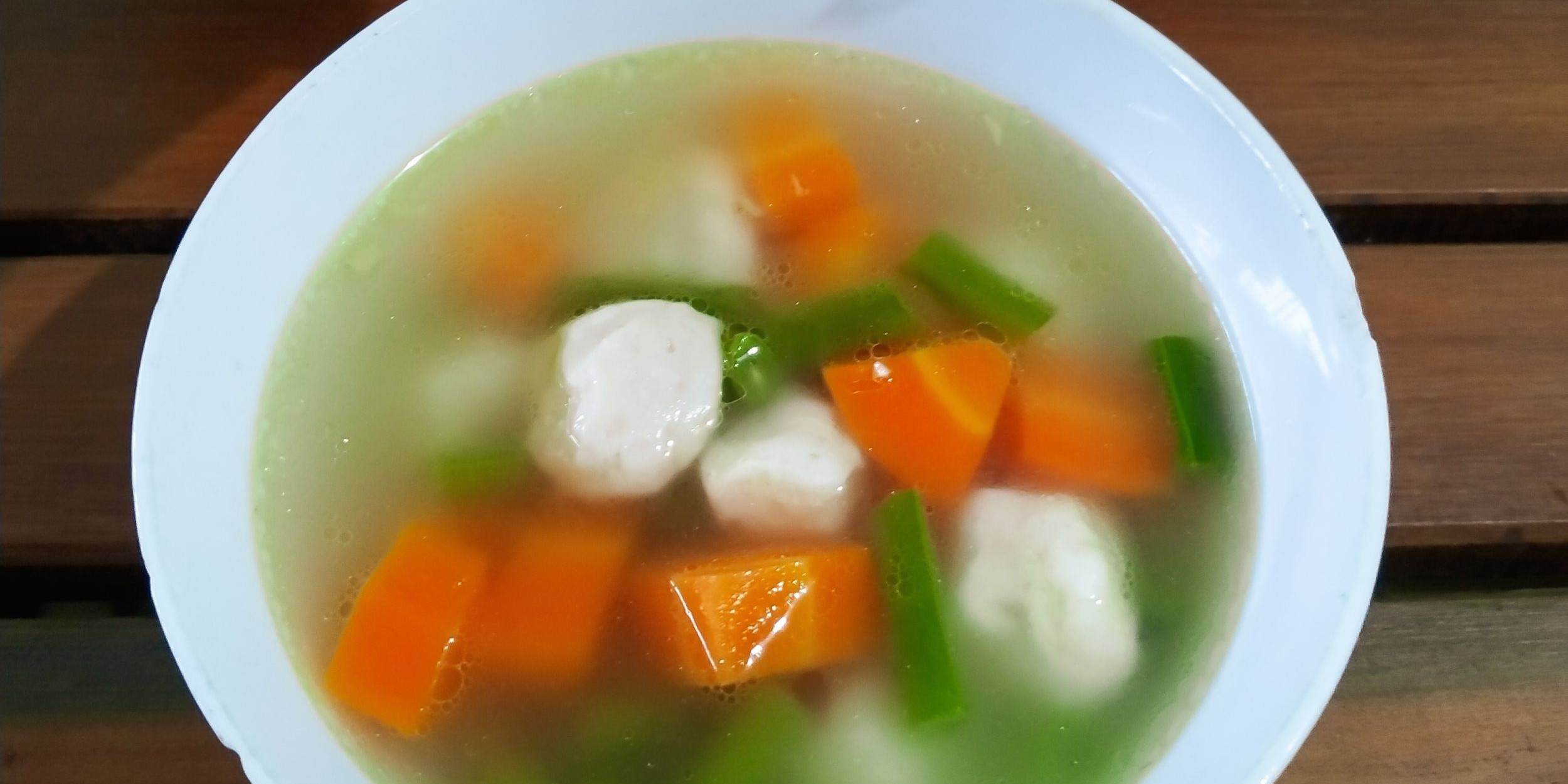 Суп с рыбными фрикадельками, морковью и стручковой фасолью