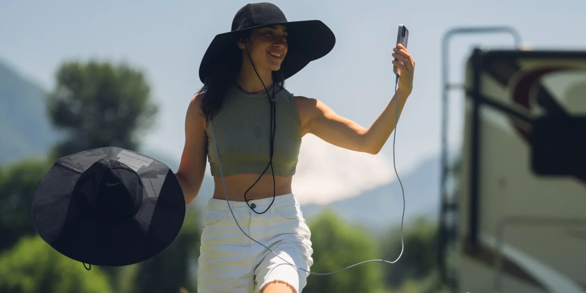 EcoFlow представила шляпу с солнечной батареей, от которой можно заряжать смартфон