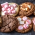 TikTok без ума от Crumbl Cookies. Почему это печенье такое популярное и как его приготовить дома