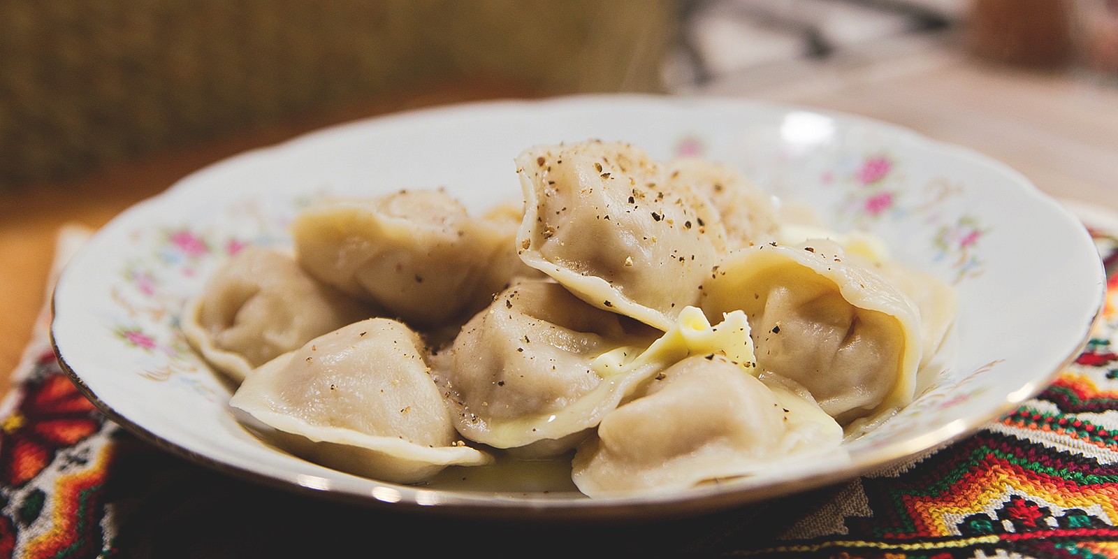 Подавайте пельмени с курицей на заварном тесте с добавками по вкусу