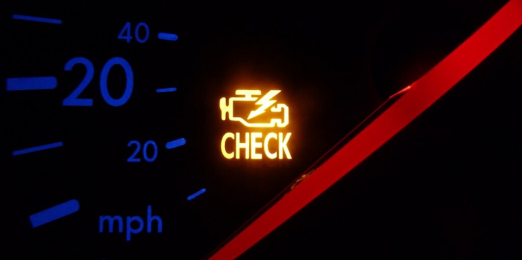 Сигнальная лампа Check Engine — один из признаков, что катушку зажигания надо проверить