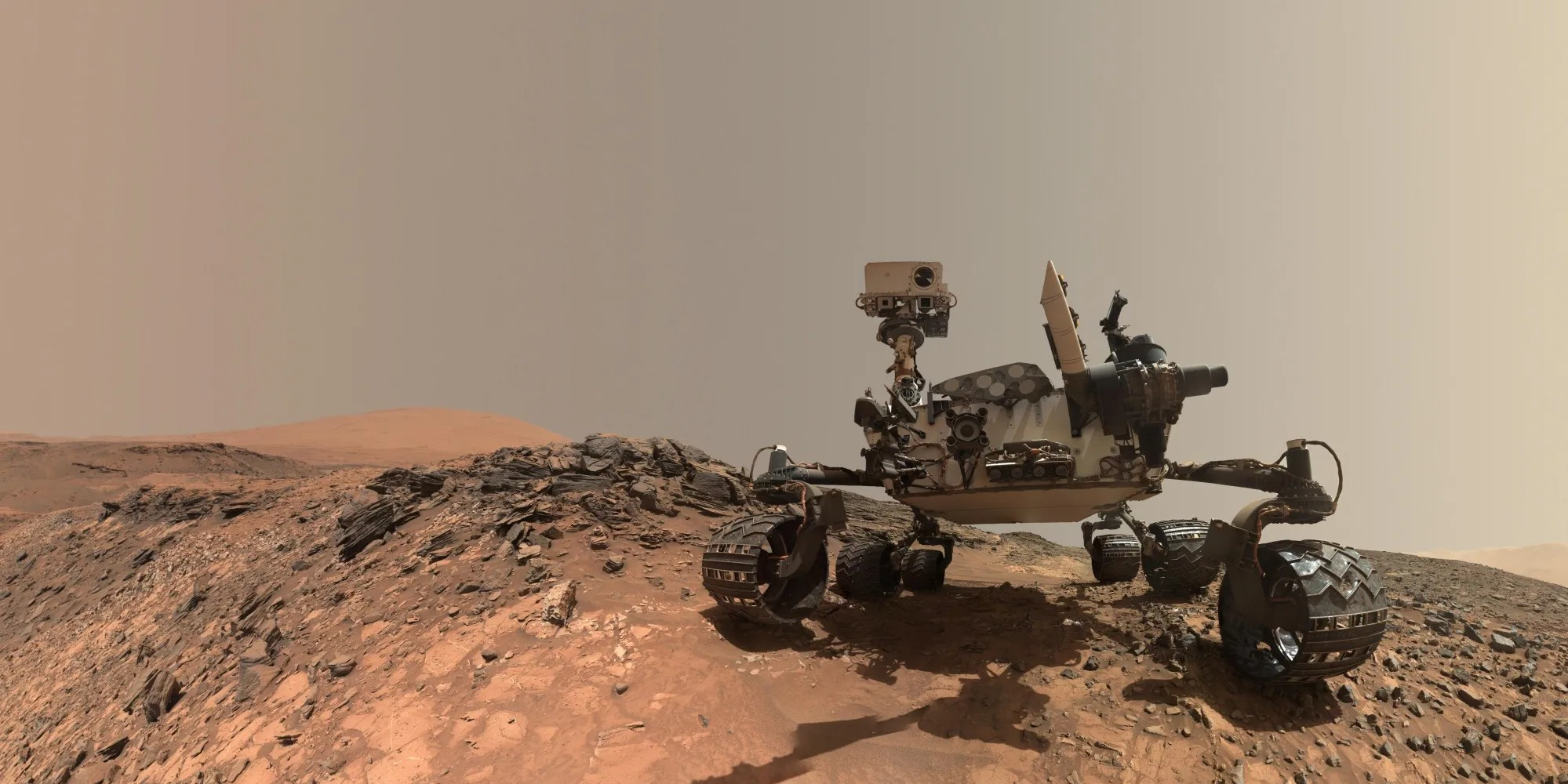 NASA показало огромную дыру, которая образовалась в колесе марсохода Curiosity 