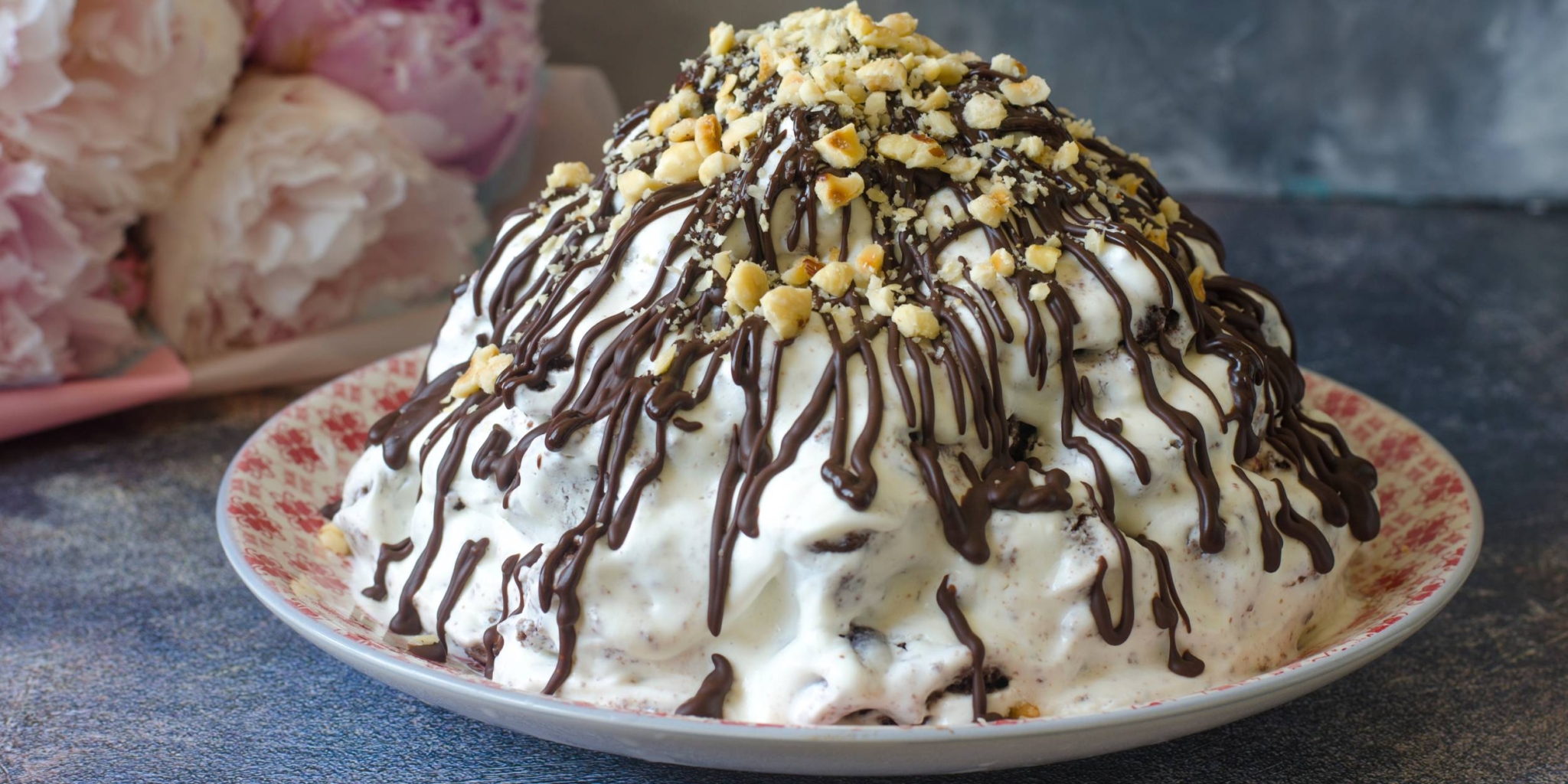 Торт из шоколадных пряников со сметаной, ананасами и орехами (без выпечки)