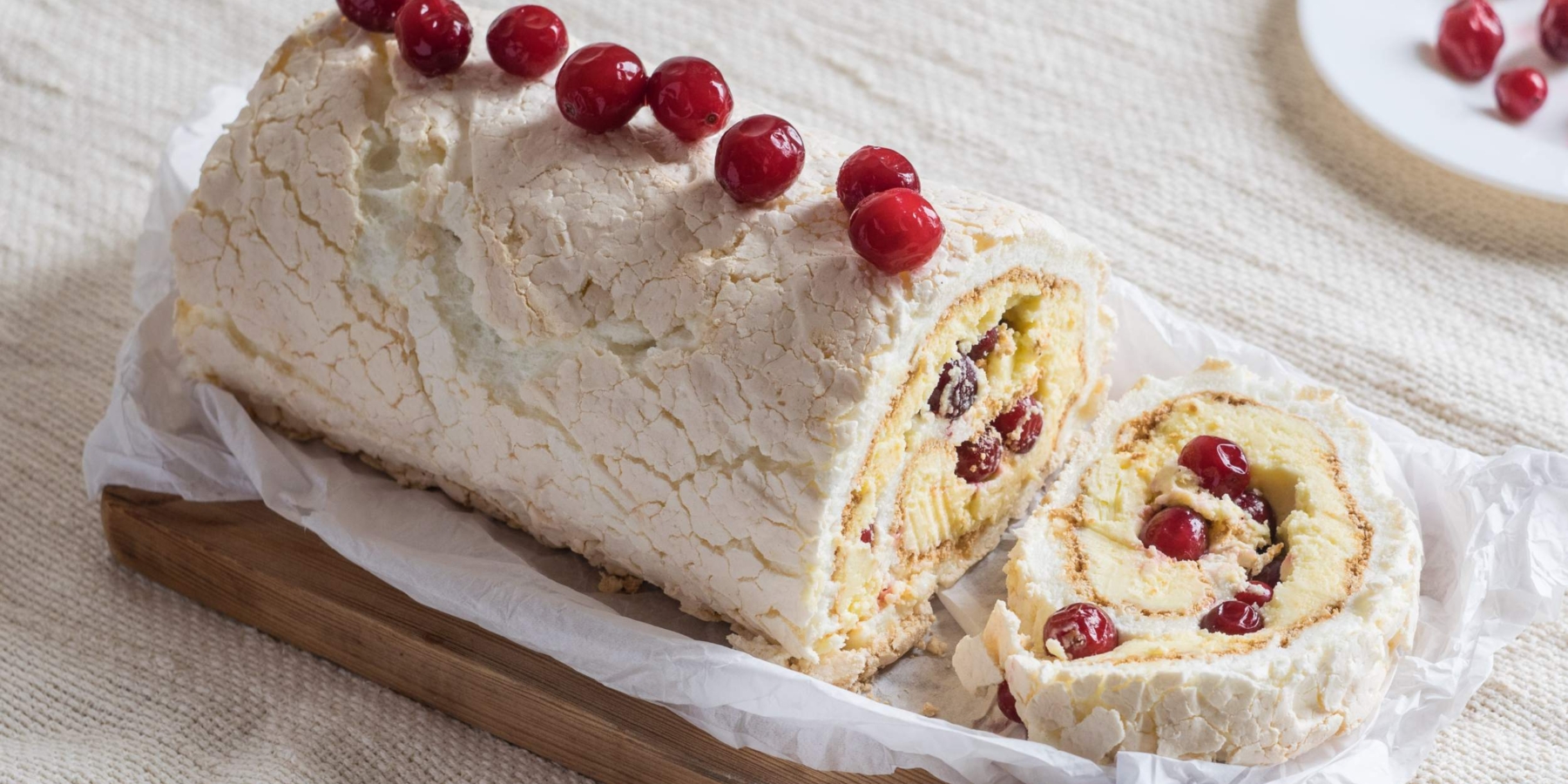 Рулет из слоёного теста с шоколадом и фисташками