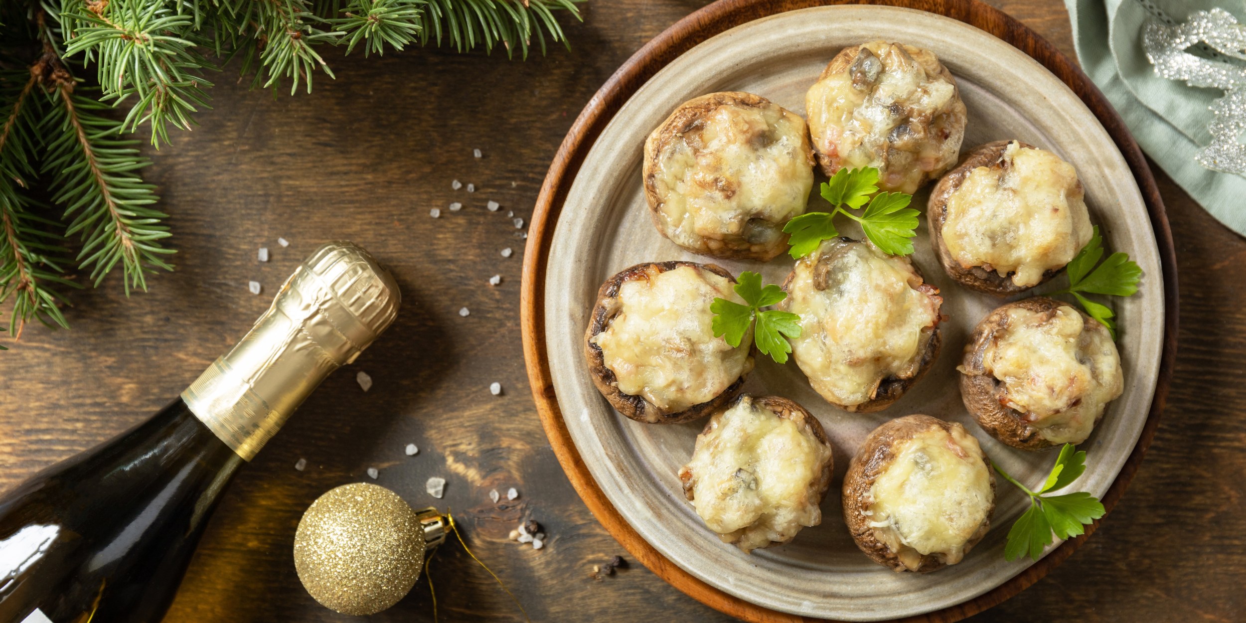 Шампиньоны, фаршированные мясом и беконом