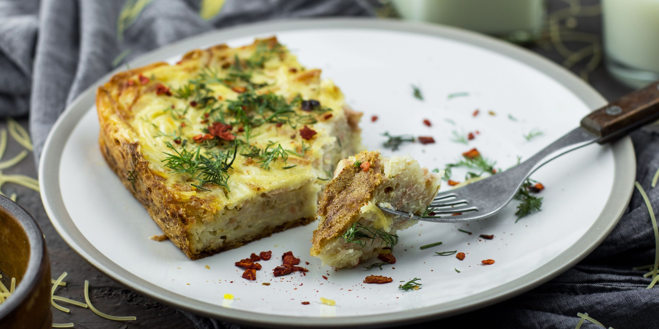 Запеканка с лапшой, ветчиной и яйцами