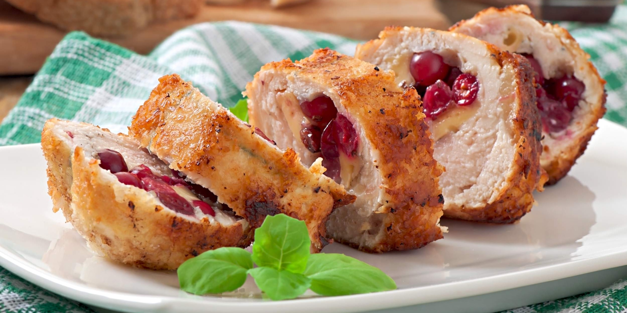 Итальянские куриные рулеты и соус 