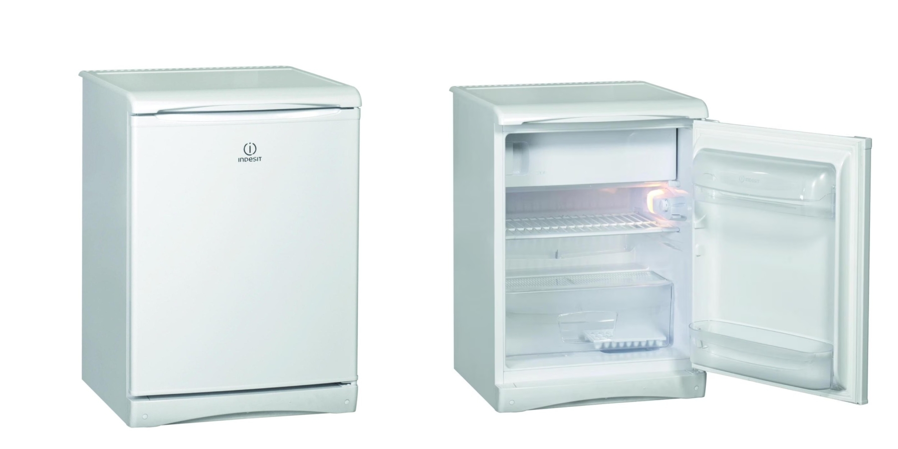 Современный холодильник на кухне