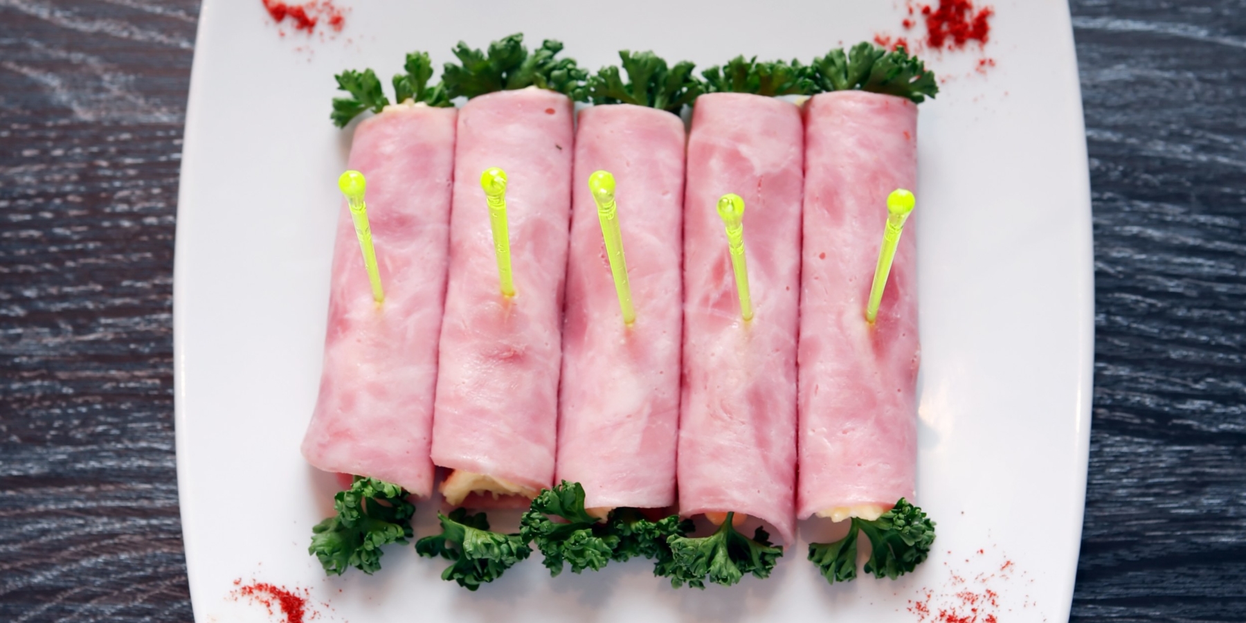 Рулетики из ветчины со сливочным сыром и яйцами