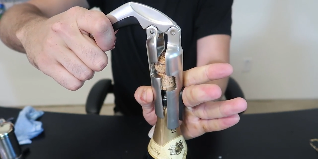 Как открыть шампанское