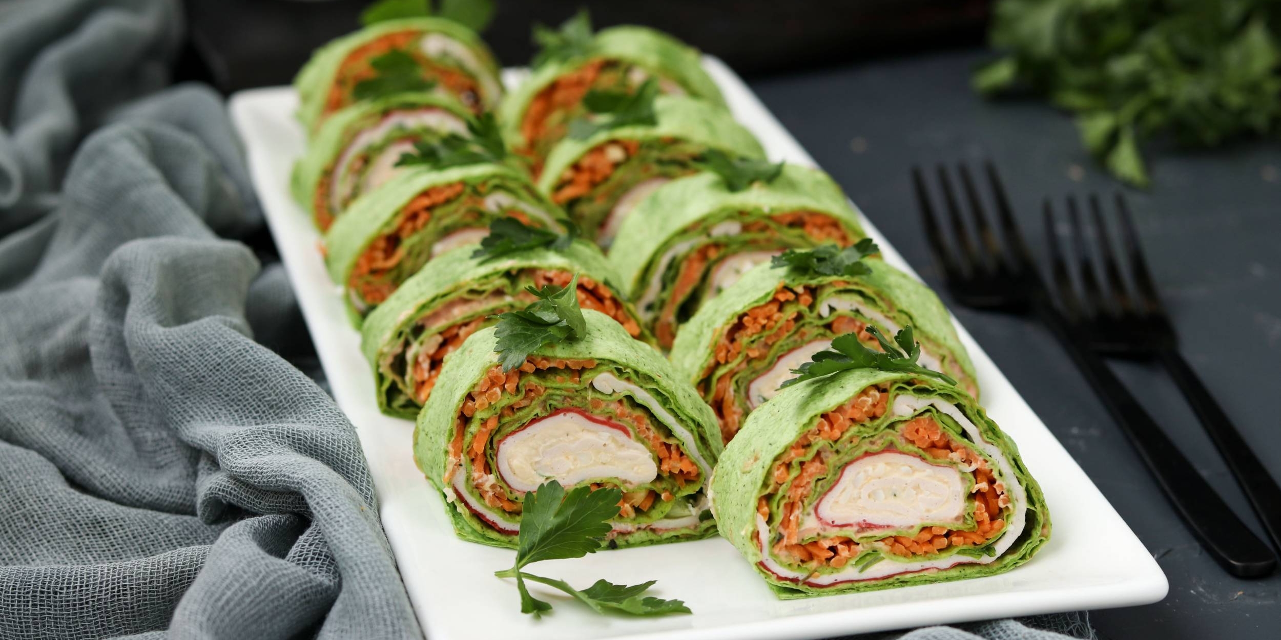 Рыбный рулет с крабовыми палочками