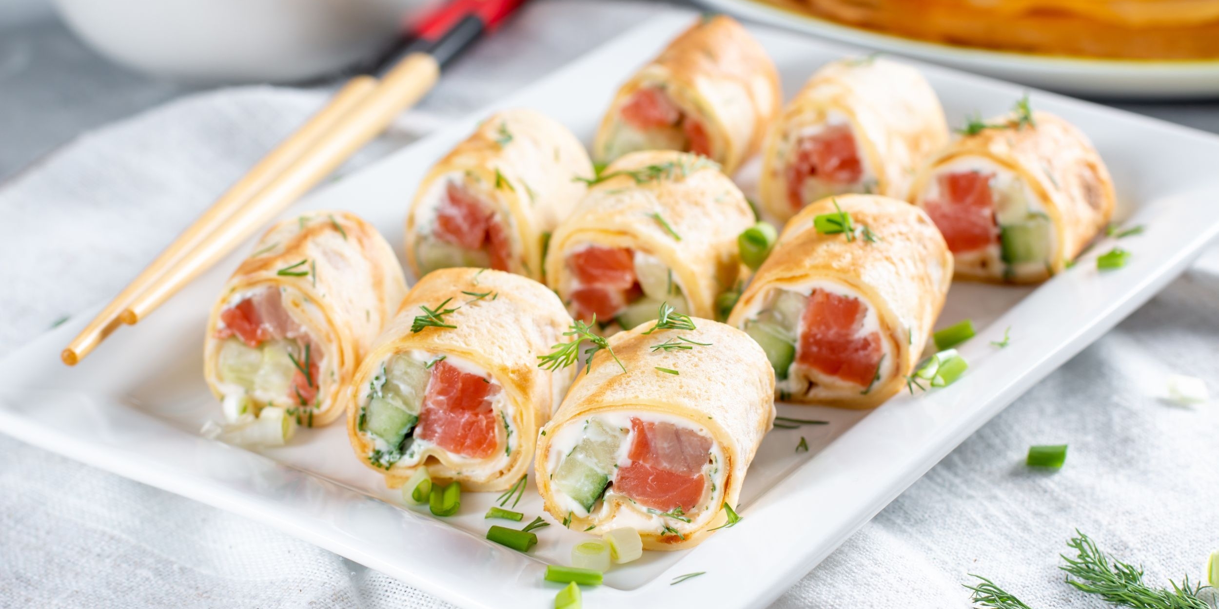 Рулетики из красной рыбы и свежего сыра