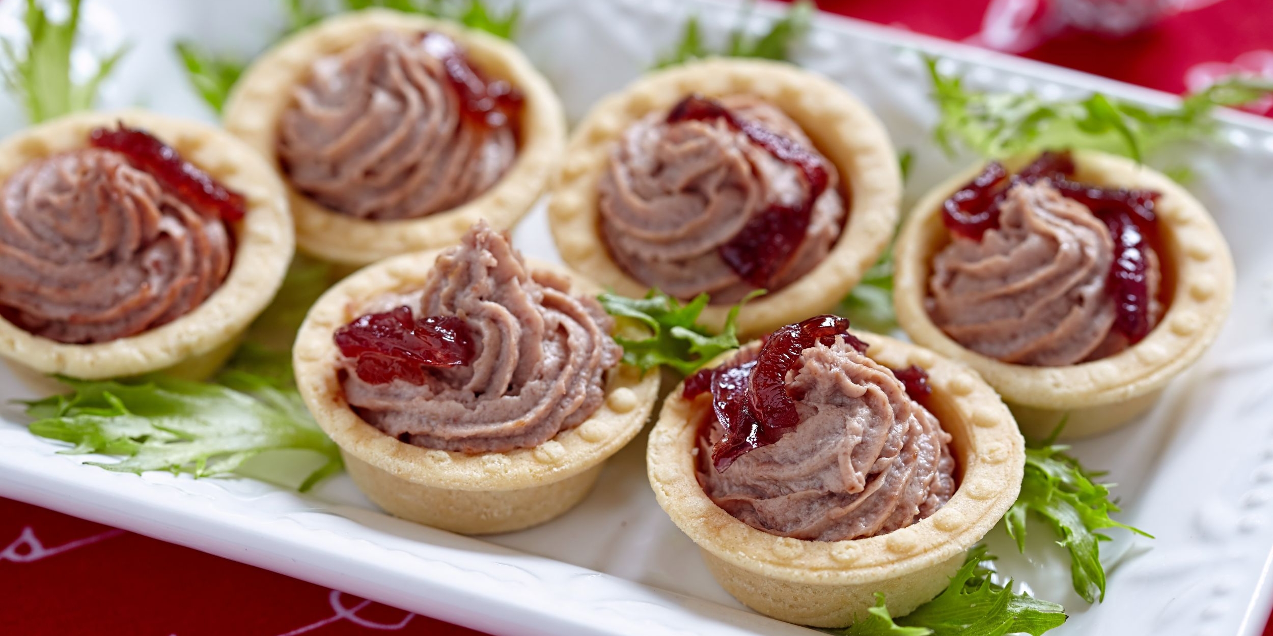 Тарталетки с печеночным паштетом и гранатовым желе