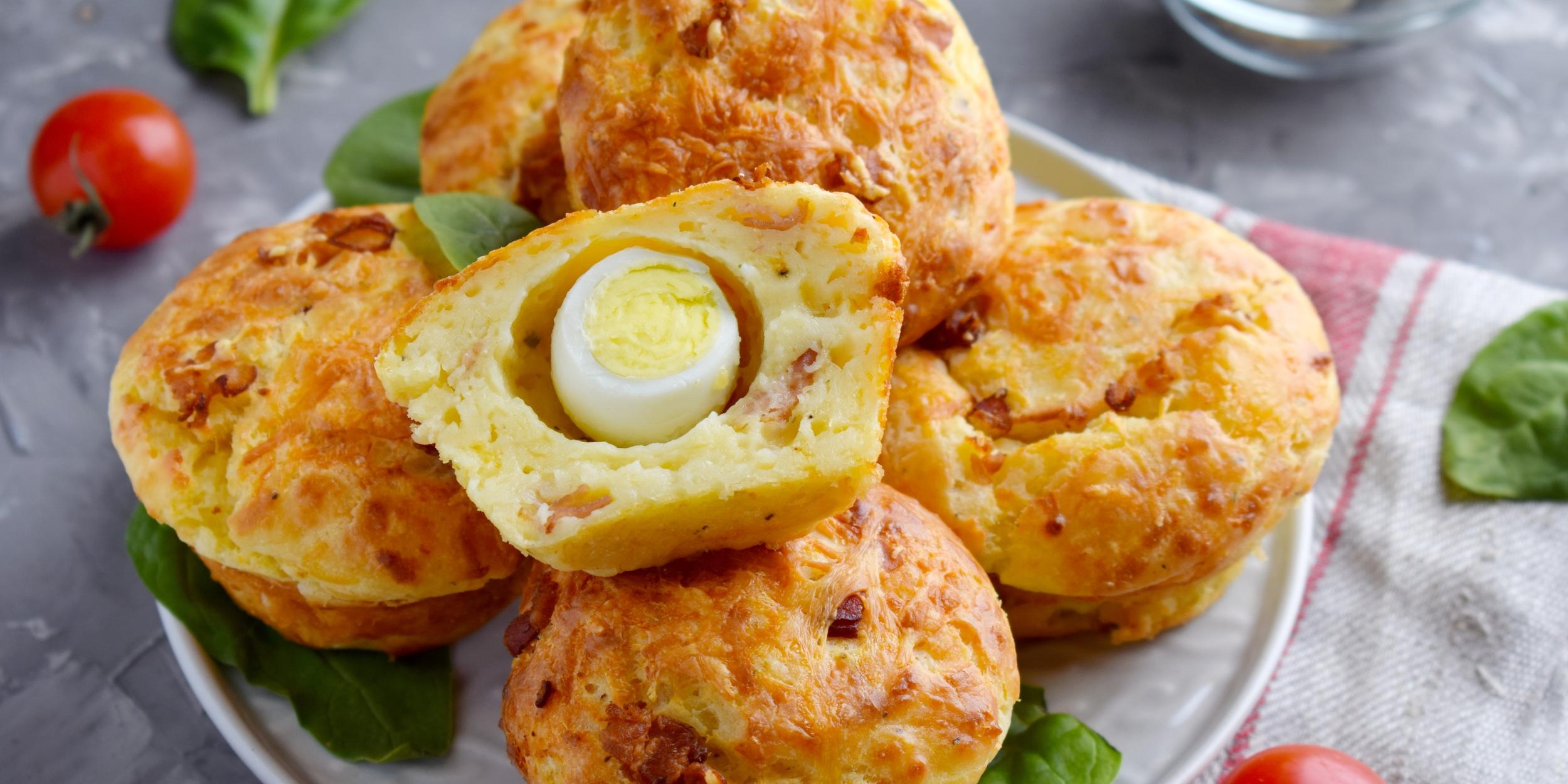 Закусочные кексы с мясом и сыром