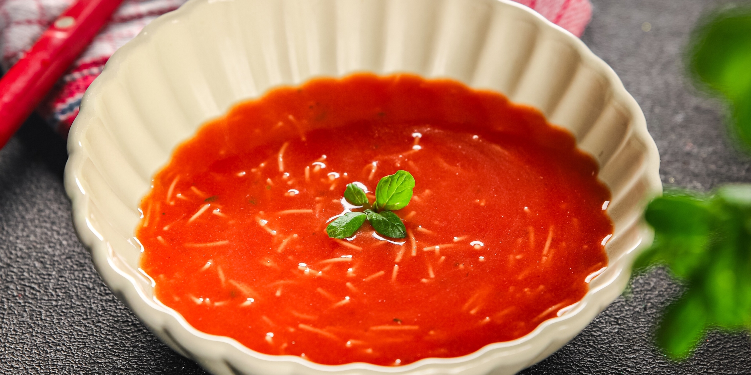 Томатный суп с квашеной капустой и копчёными колбасками