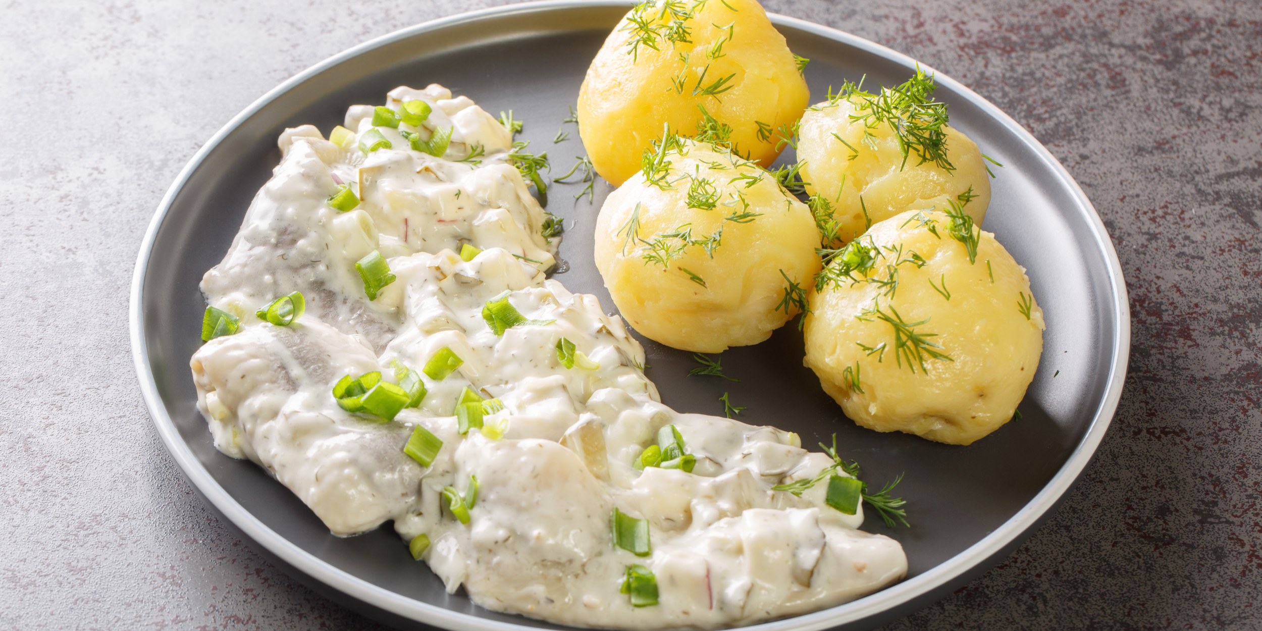 Закуска из филе селёдки и лука под сметанно-сырным соусом