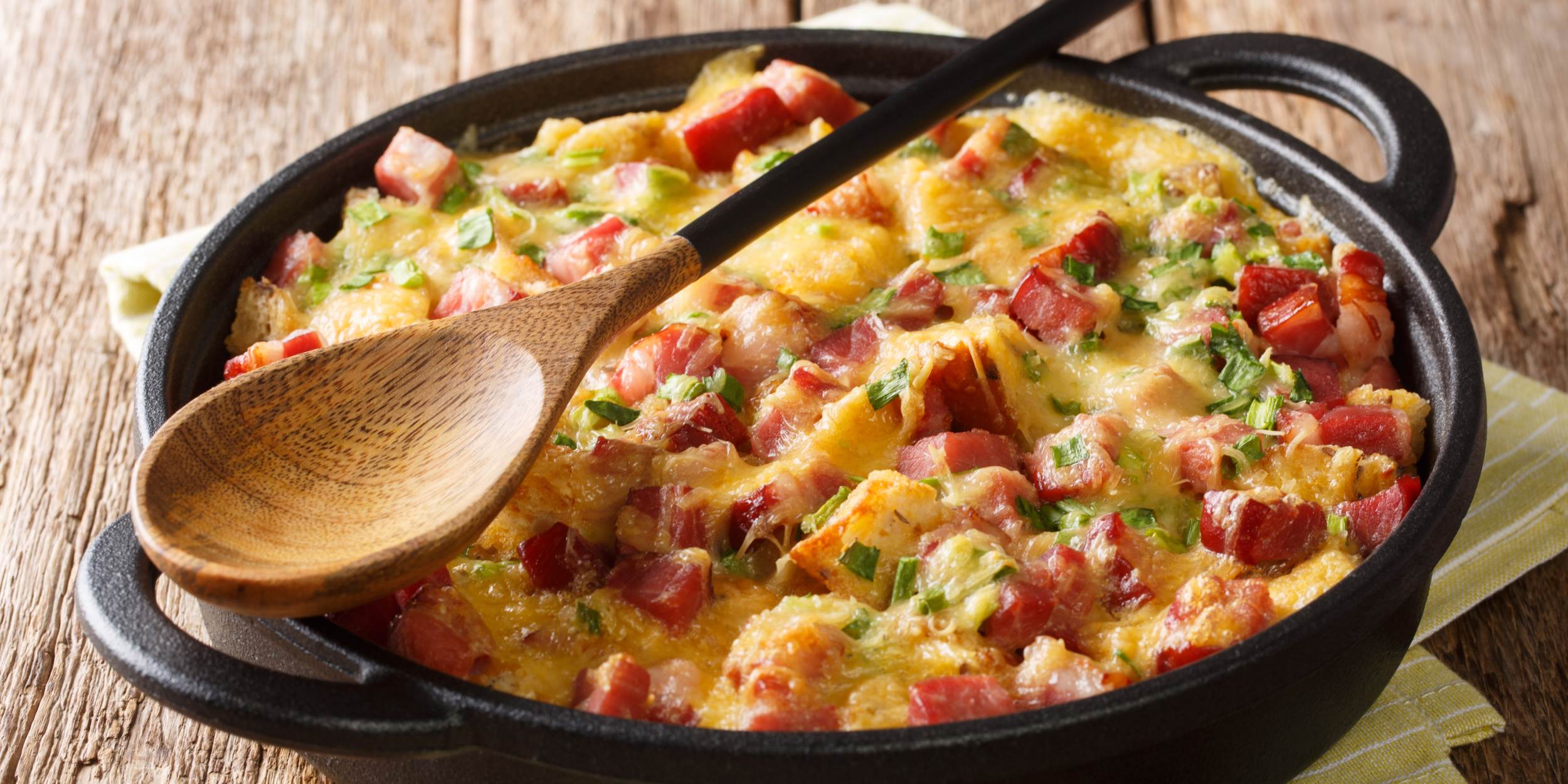 Простая хлебная запеканка с ветчиной и сыром