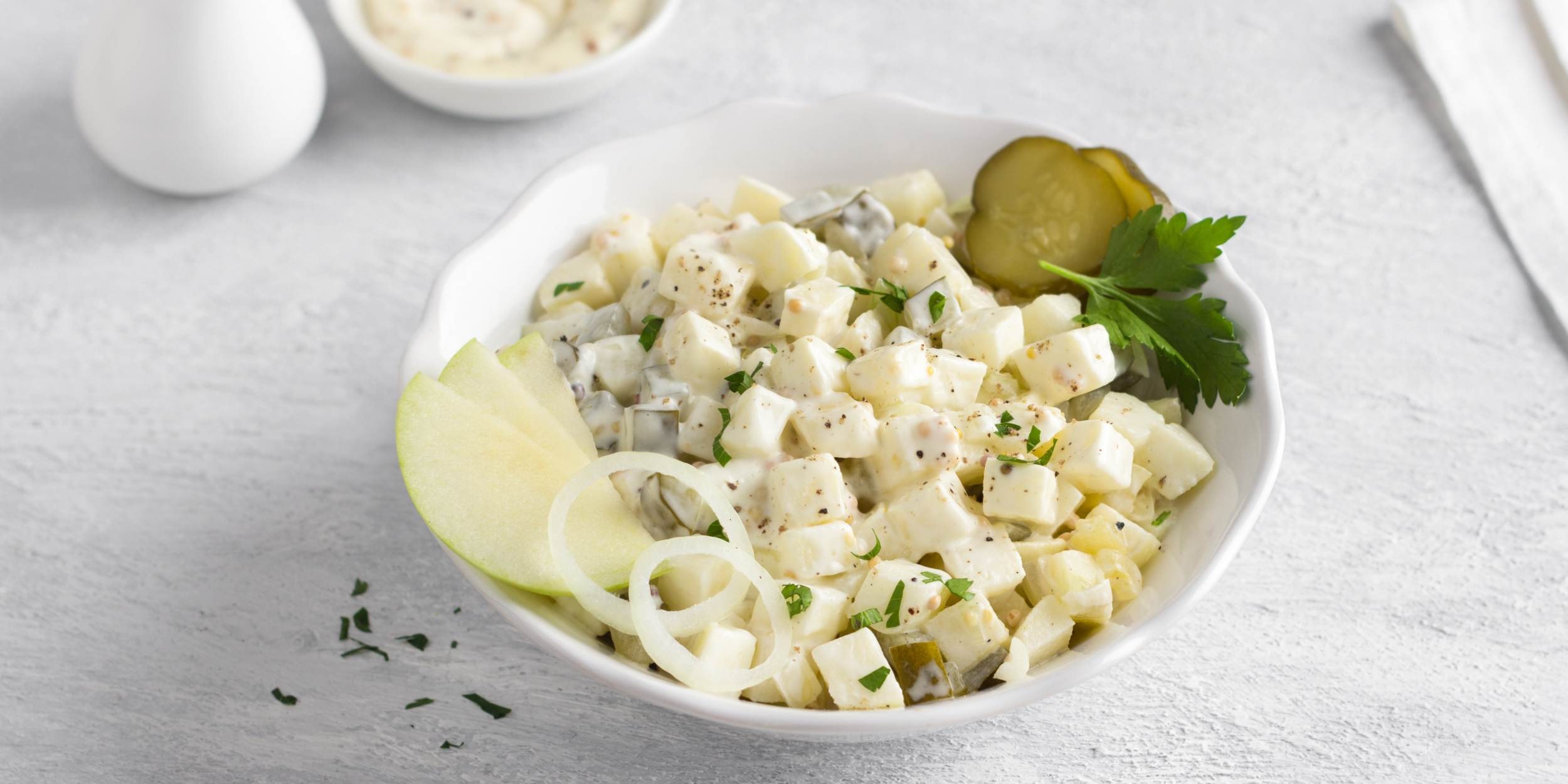 Мясной салат с маринованными огурцами и яблоками