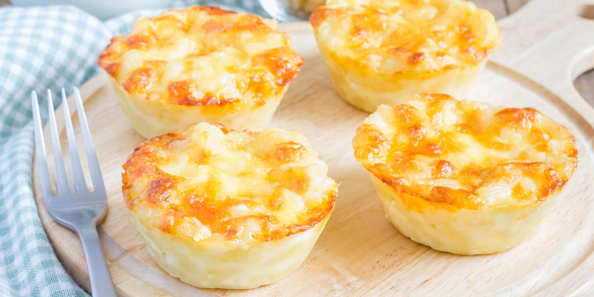 Закусочные кексы с мясом и сыром