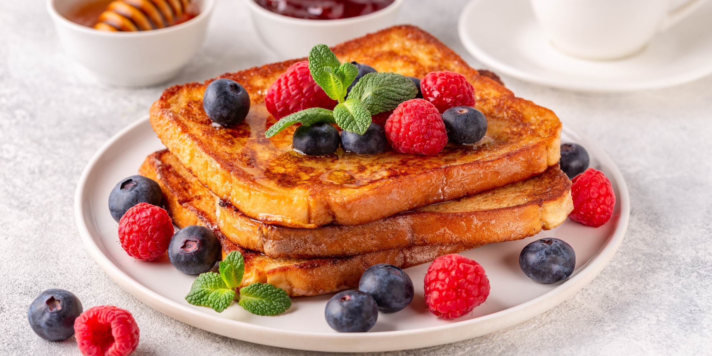 Французский тост с нектарином в винном сиропе