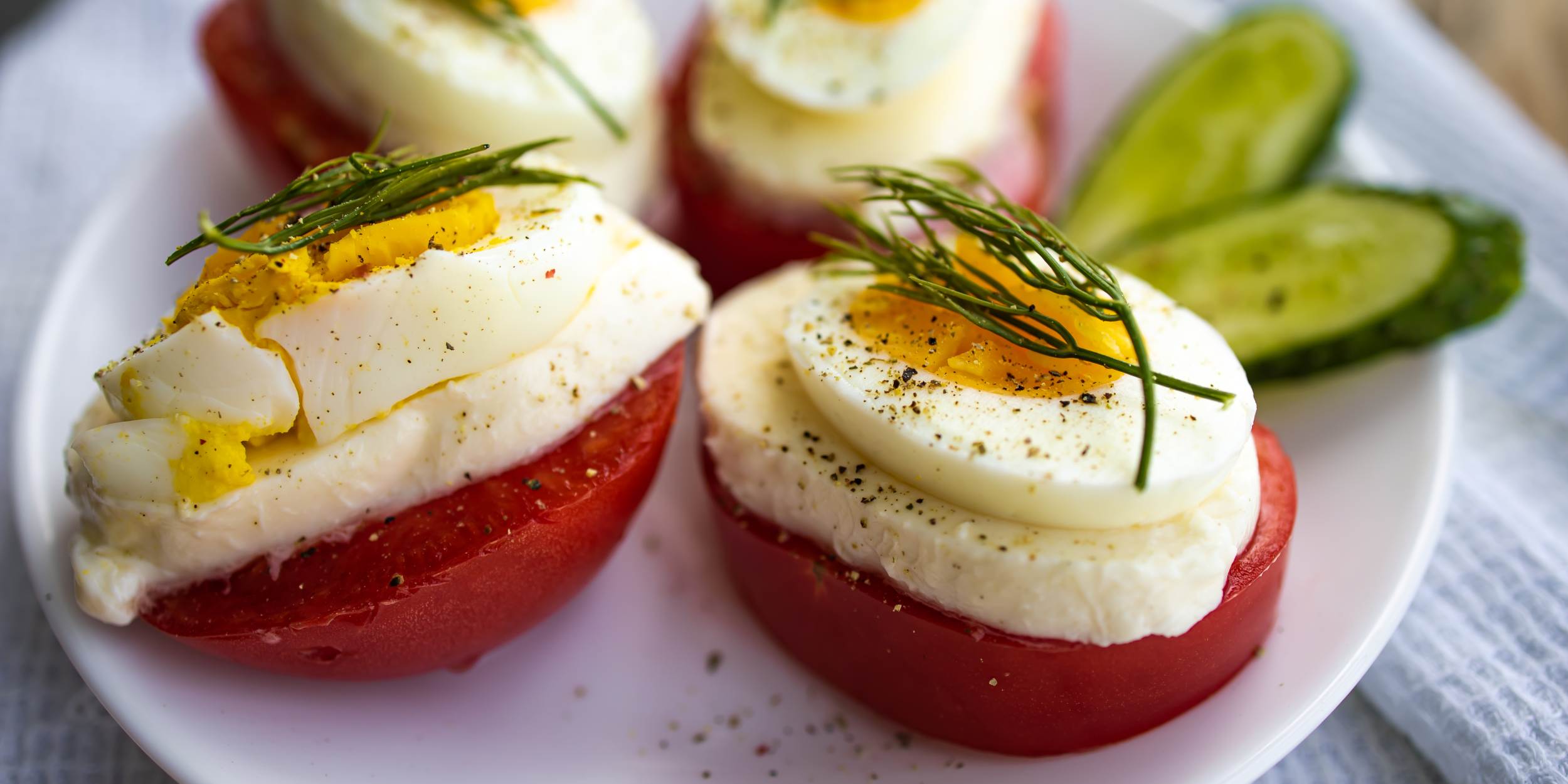 Закуска «а-ля капрезе» из помидоров и сыра