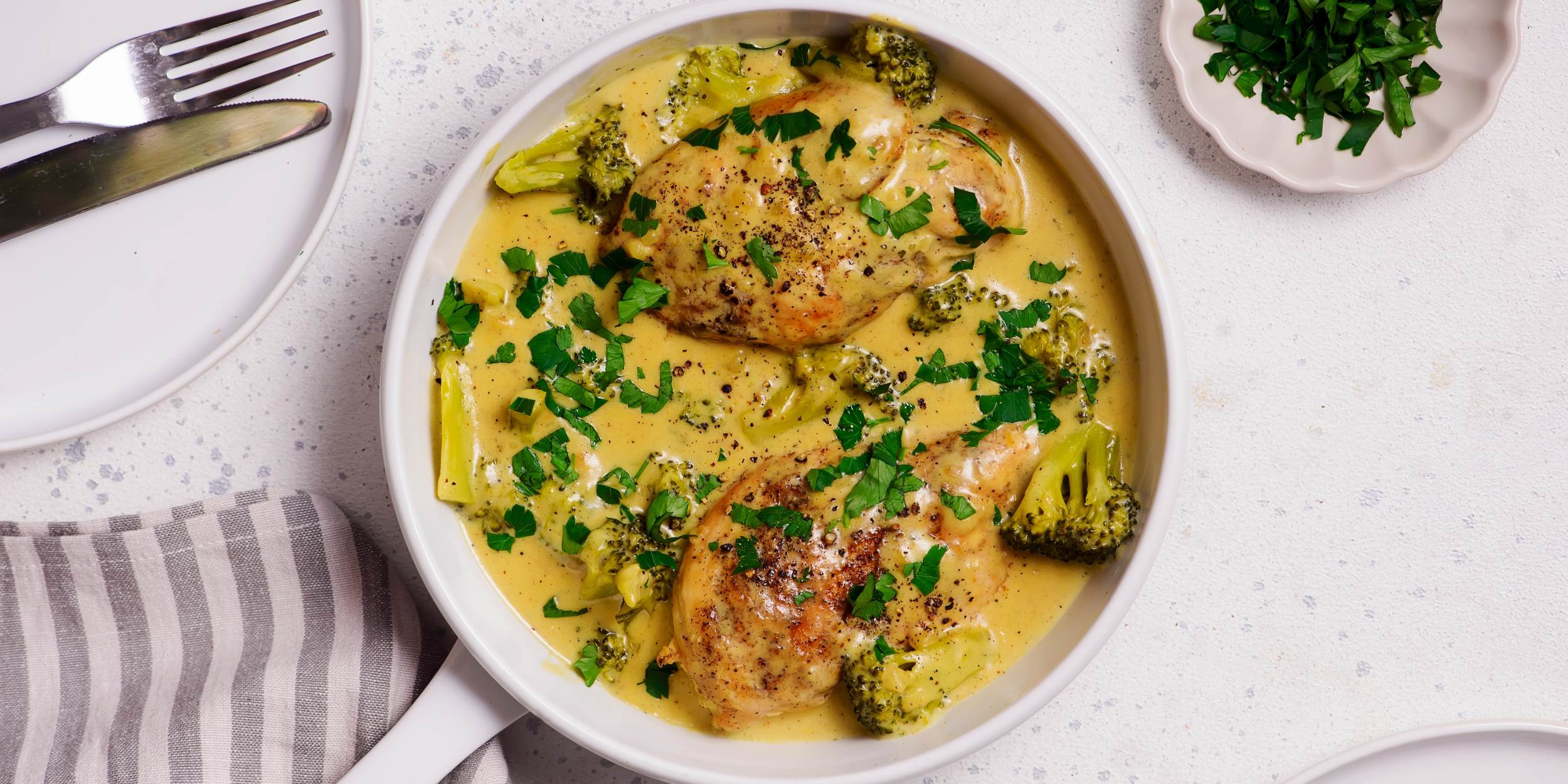 Миндально-абрикосовая курица с мятным соусом песто