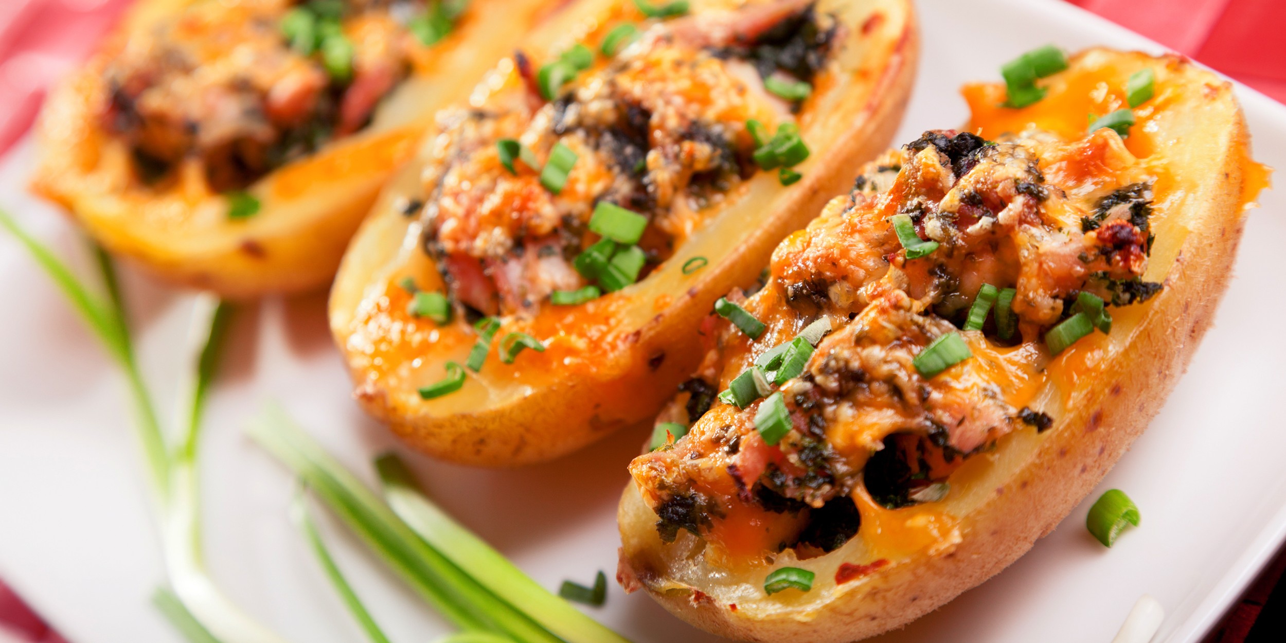 Картофель, фаршированный печенью, со сметанно-грибным соусом