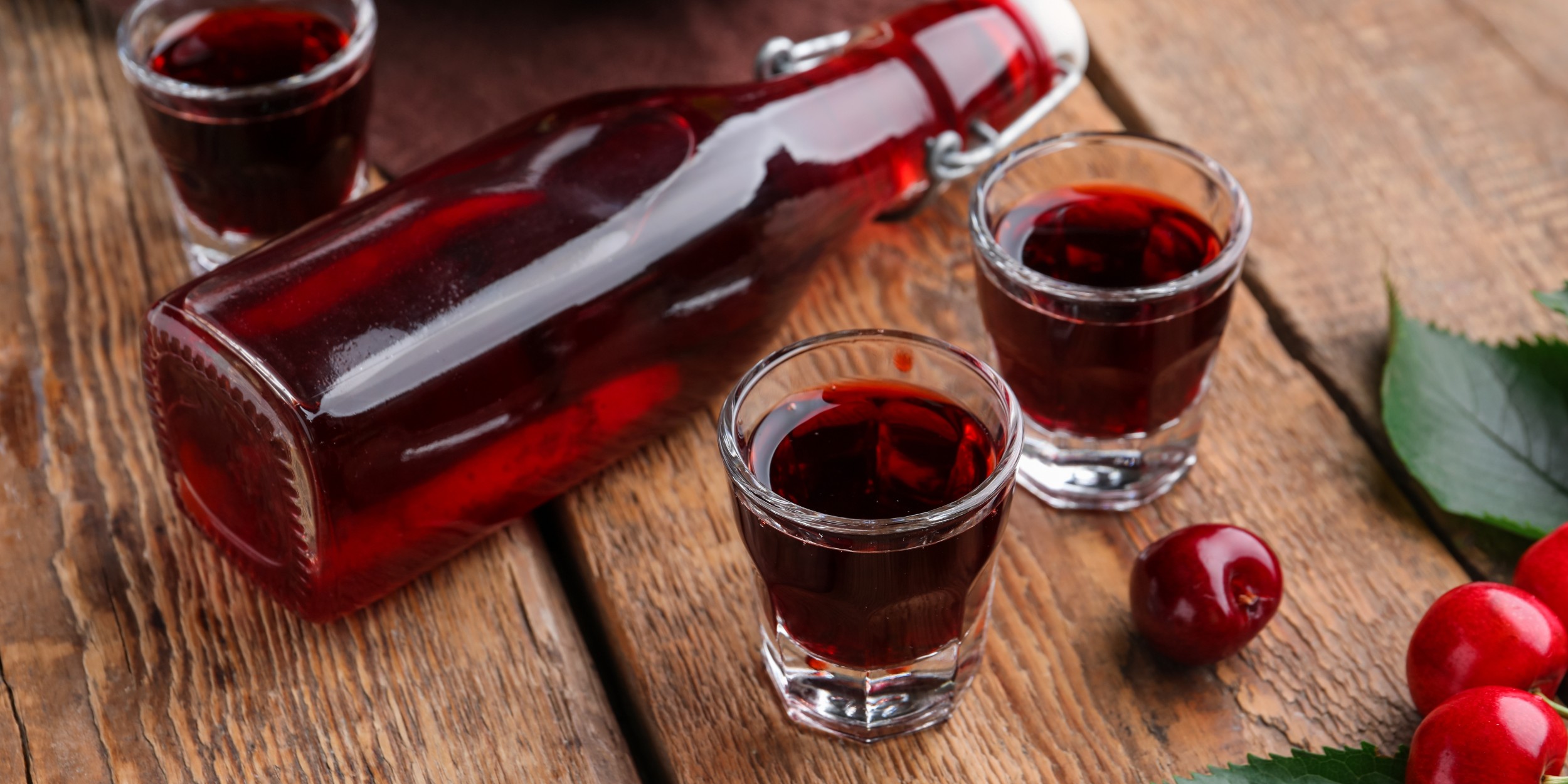 Десерт из вишни с красным вином и корицей