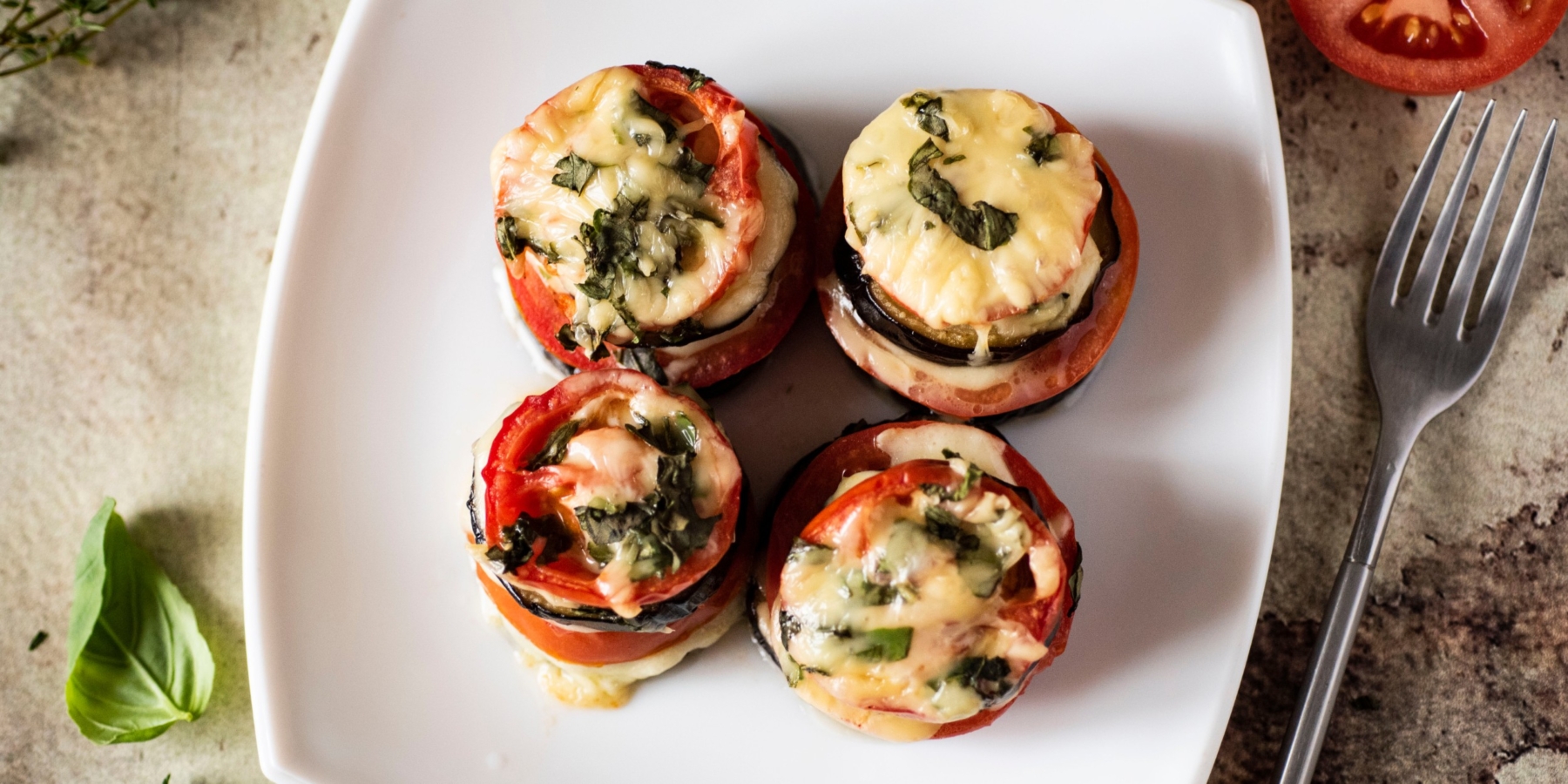 Башенки из баклажанов и помидоров с сыром