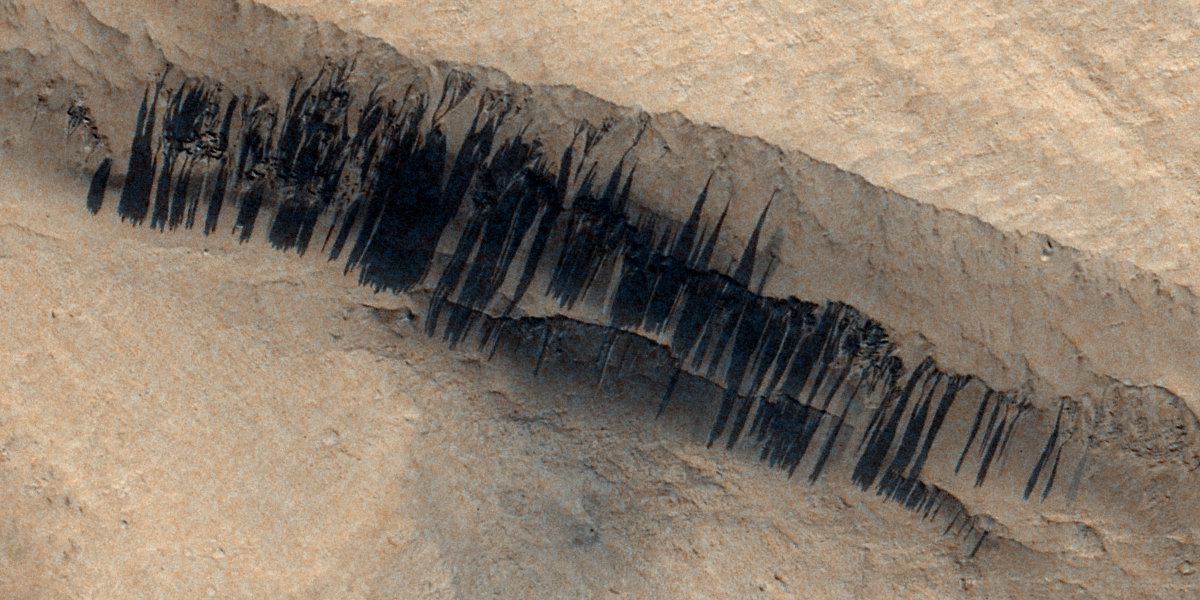 Учёные приблизились к разгадке тайны тёмных полос на склонах Марса