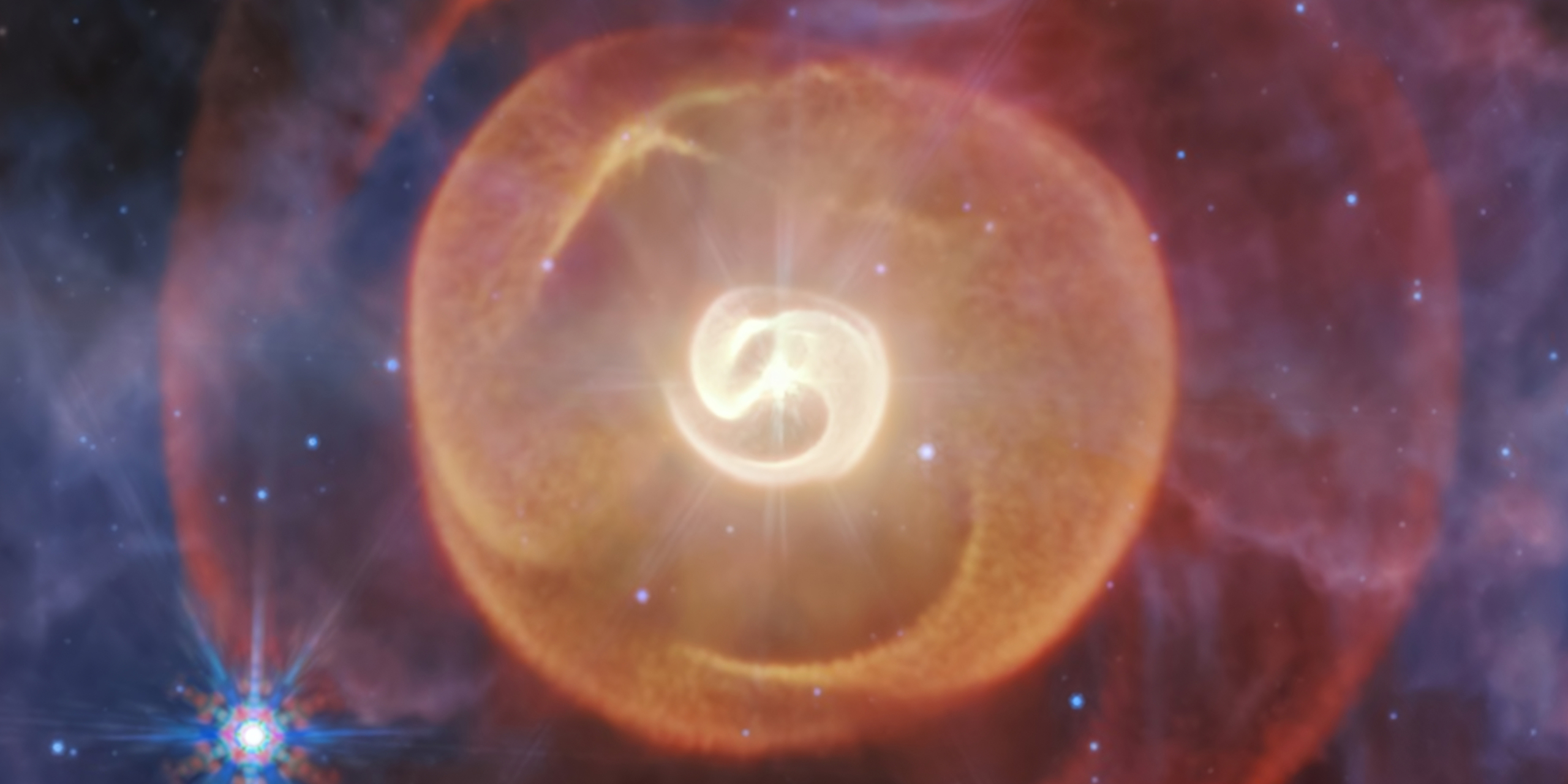 «Джеймс Уэбб» заснял единственную в своём роде тройную систему — она как космический эмбрион