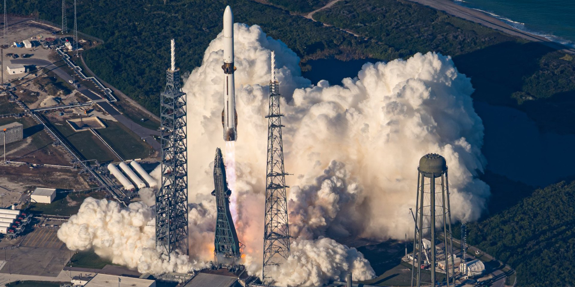 Blue Origin стала второй компанией в мире, успешно посадившей ускоритель сверхтяжёлой ракеты