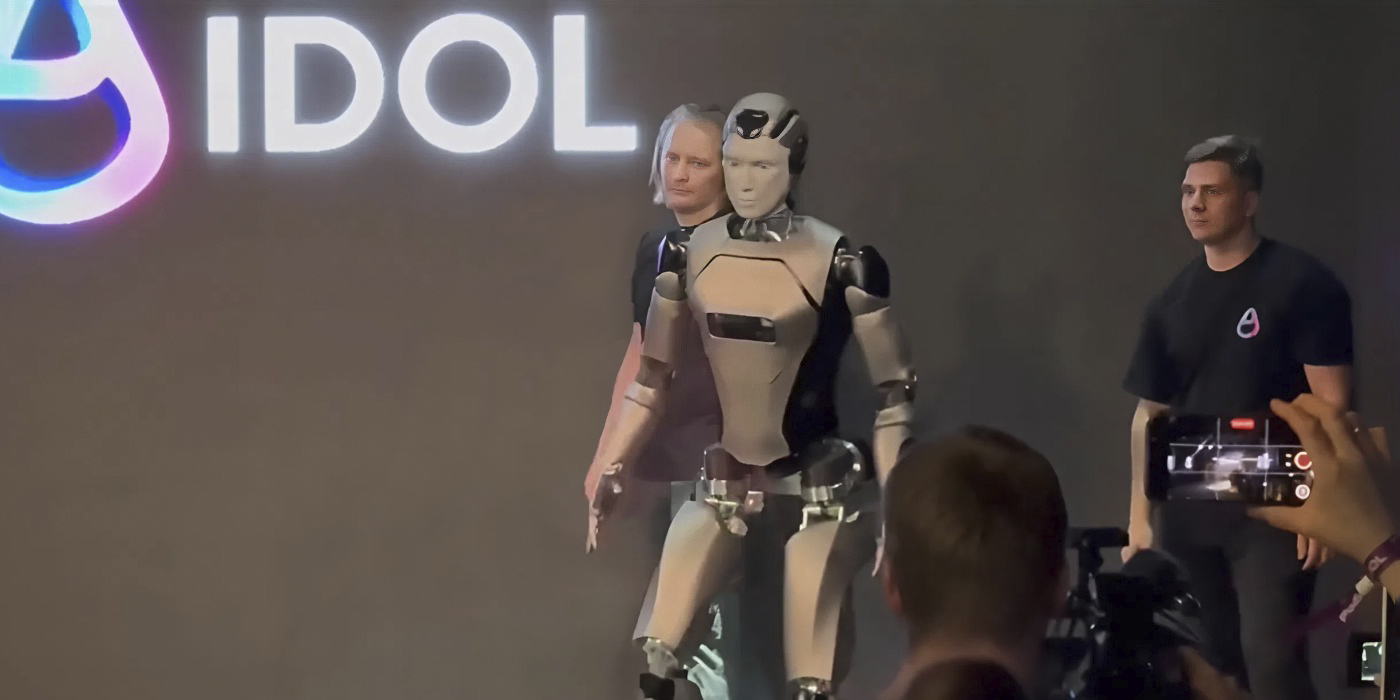 Российский робот Aidol упал на сцене после пары шагов — в Сети шутят и поддерживают