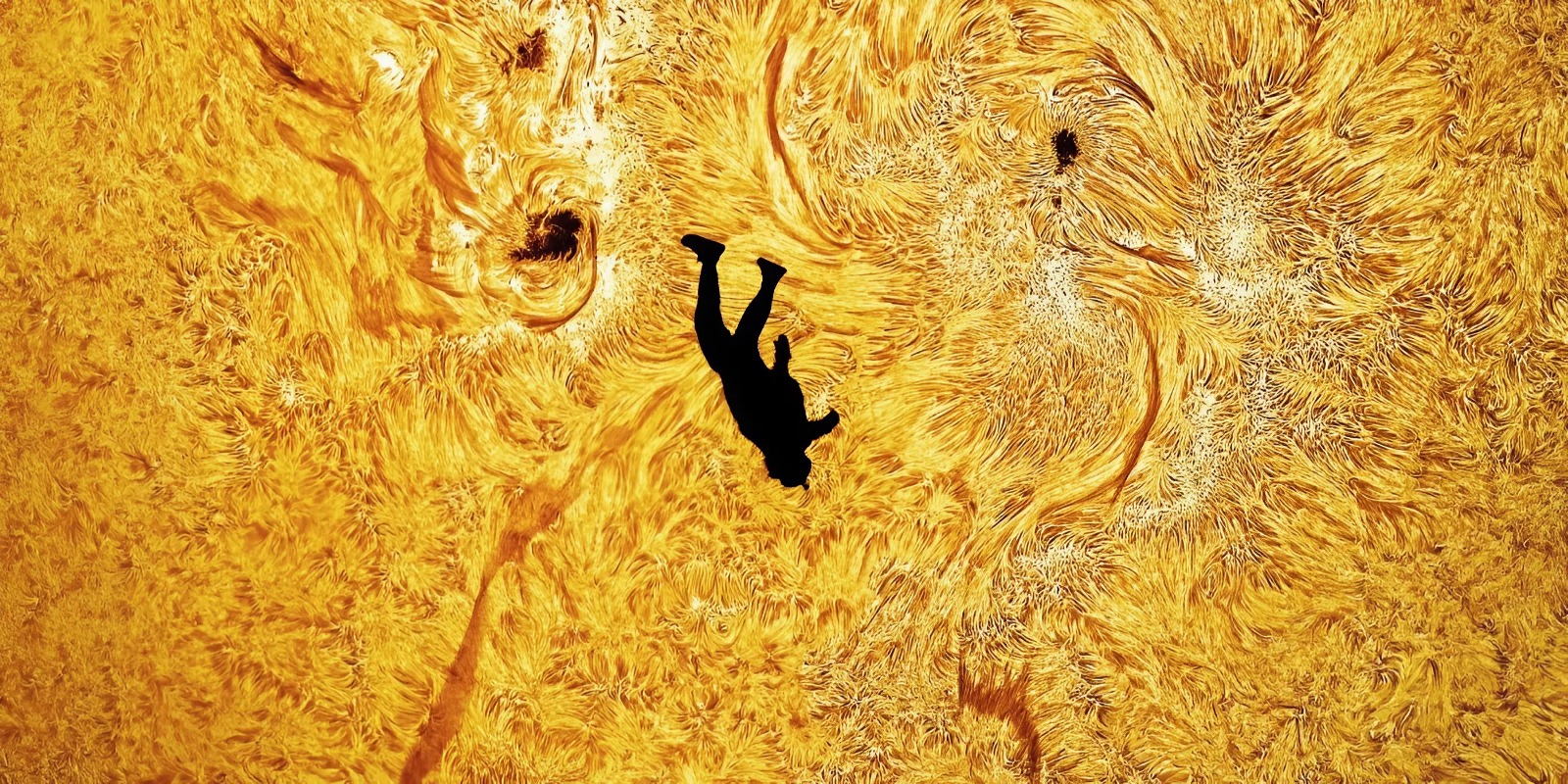 Падение Икара: астрофотограф запечатлел парашютиста, «подлетевшего» прямо к Солнцу