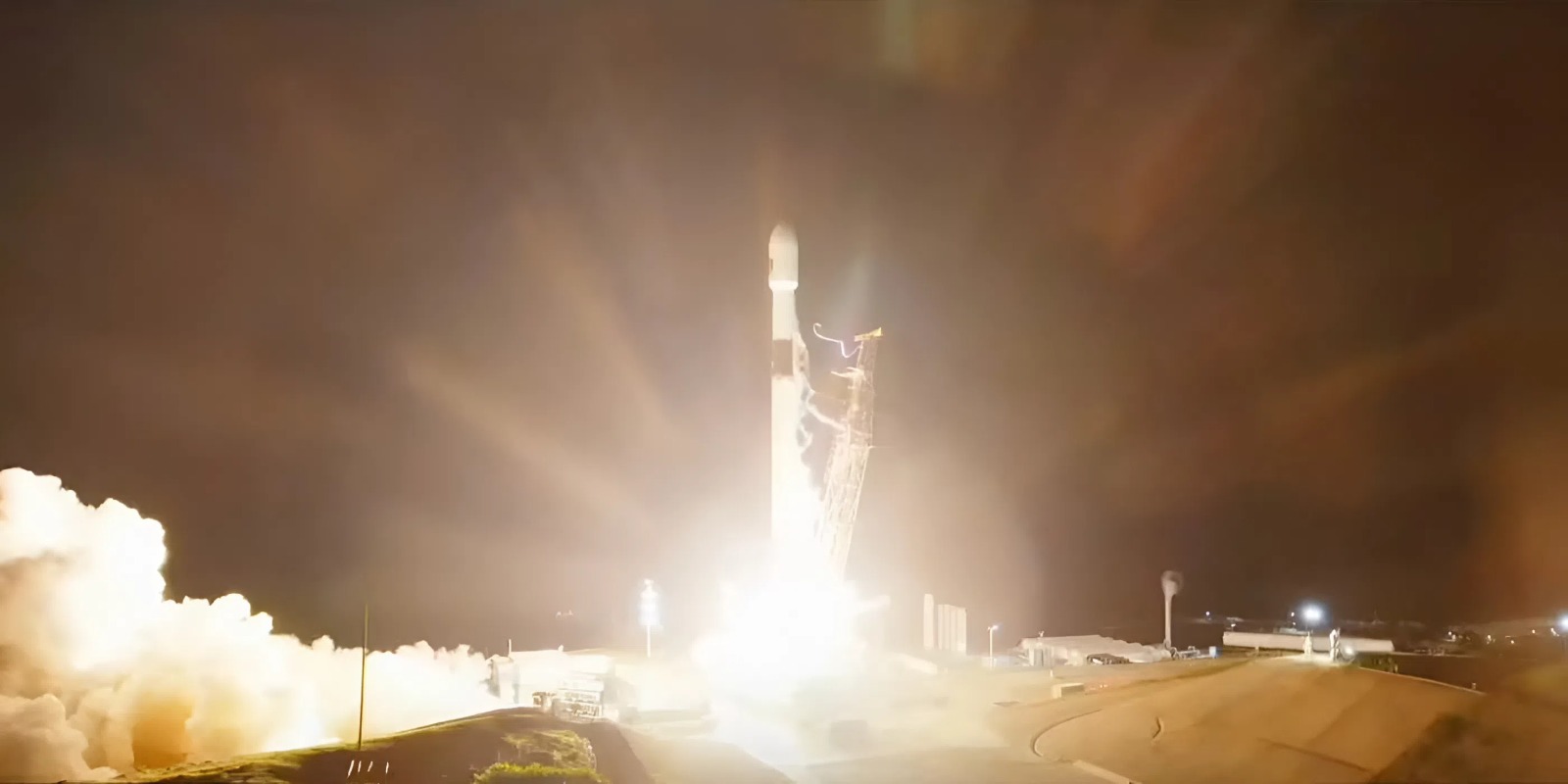 Уже в 500-й раз: SpaceX успешно запустила многоразовую ракету Falcon 9